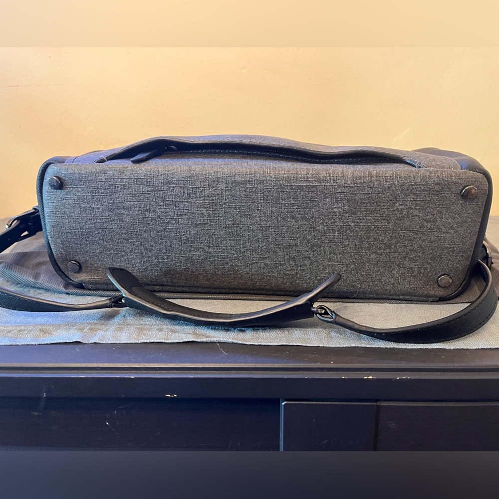Tumi Laptop Purse - Picture 3 of 10